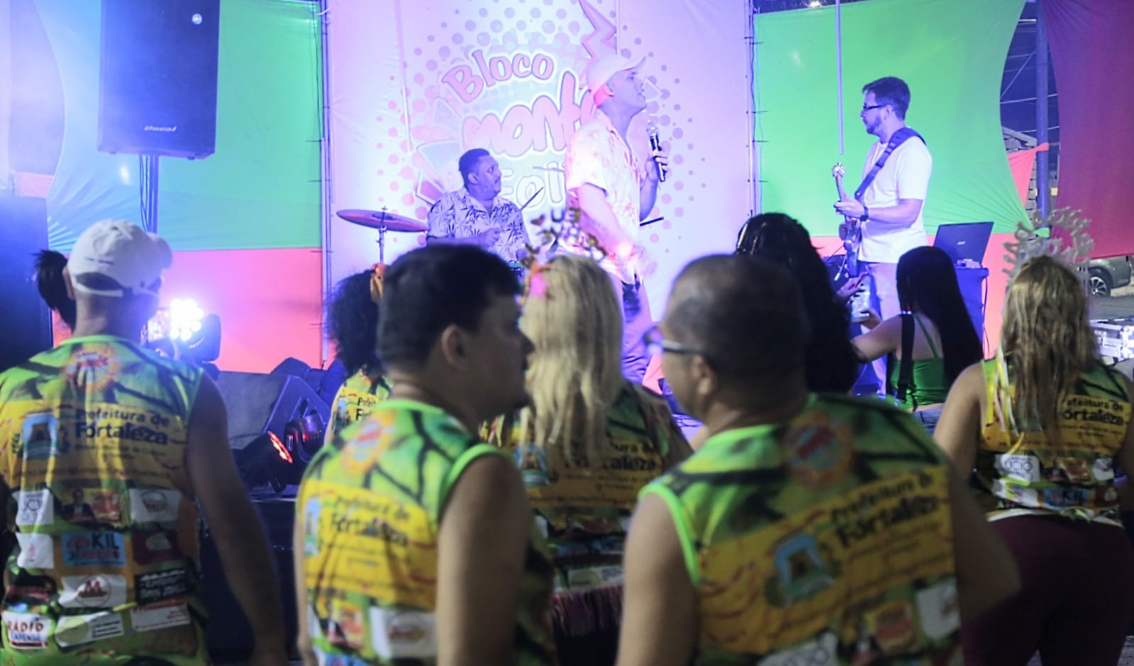 palco do bloco monte folia com os músicos tocando